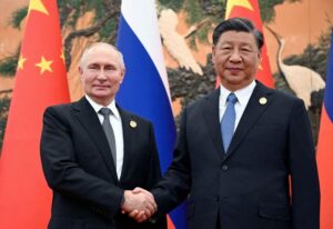 Il presidente russo Vladimir Putin stringe la mano al presidente cinese Xi Jinping